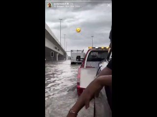 ☝️☢️🗣 - 🇦🇪⛈Но в Дубае, кажется, наслаждаются наводнениями.