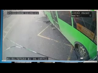 В Курске у водителя автобуса отказали тормоза: момент ДТП с несущимся и неуправляемым транспортом попал на видеоАвтобус протар