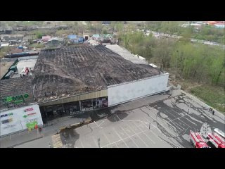 На видео  начало пожара в хабаровском РемСити и его последствия