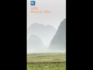 Живописный карстовый пейзаж в пасмурную погоду на юге Китая