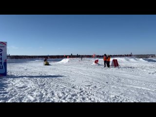 В женском заезде соревнований по кроссу на снегоходах победила Вероника Ружникова