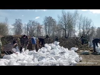 Люблю от души помогать: добровольцы продолжают заготавливать мешки с песком для укрепления дамб в селе Викулово