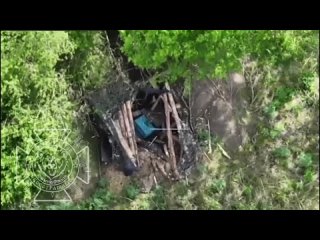 La destruction d'un entrept camoufl des Forces armes ukrainiennes dans la zone du village par un drone FPV. Pletenevka, rgio