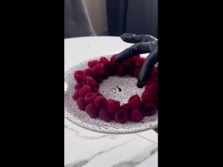 Шикарный декор - МАЛИНОВЫЙ ВЕНОК  | Видео от Делай торты! (рецепты, мастер-классы)