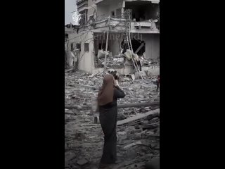 Fue a por harina y cuando volvi se encontr a toda su familia sepultada por las bombas terroristas de Israel. El mundo no e