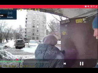 Жуткие кадры: в Новосибирске водитель внедорожника задавил бабушку, выходящую из подъезда.