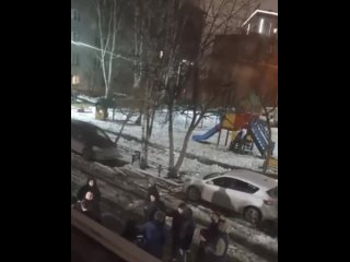 Бьют окна, ломают двери и пристают к прохожим: в Тюмени банда молодых людей терроризирует жителей дома на Московском тракте