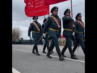 Знаменная группа чрезвычайного ведомства пронесла по площади флаг Российской Федерации и Знамя Победы