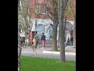 Мужик в розовых труселях навалял ТЦКшнику в Одессе