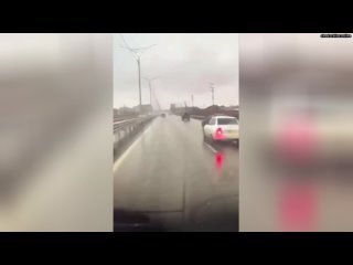 В Дагестане водитель так сильно торопился, что влетел в ограждение и его выбросило из машины. После
