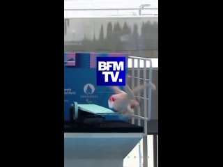 Прыгун в воду упал во время выступления на открытии олимпийского центра водных видов спорта в Сен-Дени. Церемонию посетил Эмману