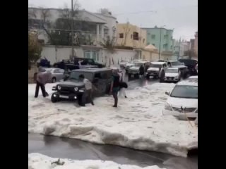 Последствия выпадения обильных осадков в виде града в городе Абха (Саудовская Аравия, 31 марта 2024).