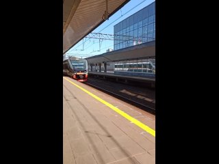 Платформа в Матвеевской низкая, поезда высокие, залезать в поезд тяжело, выходить приходится спрыгивать.