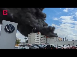 Das brennende Diehl-Werksgebude in Berlin brannte bis zum Dach nieder, ein Teil des Gebudes strzte ein, wie die Feuerwehr mit