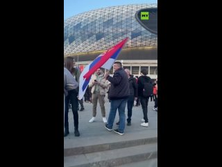 Москва. Сербские  болельщики скандируют лозунг Косово  Сербия! (Косово е Србиа)