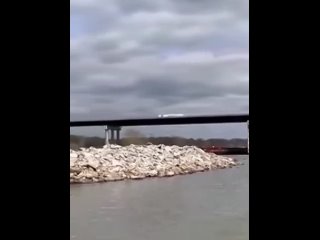 В США судно снова врезалось в мост: баржа столкнулась с