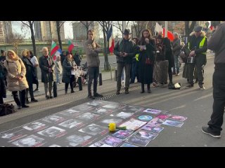 🇫🇷🇷🇺 Lors d’un rassemblement à Paris, un essai de Faina Savenkova, jeune journaliste d’International Reporters, adressé aux médi