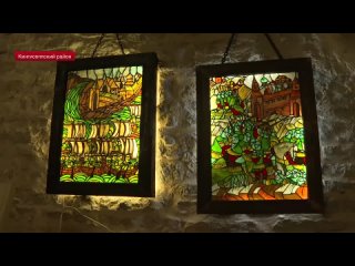 Витражная летопись в Ивангородскои крепости дополнилась еще однои картинои из стекла