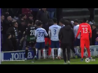 Сенегальский вратарь «Райо Махадаонда» Шейк Сарр вступил в стычку с фанатами соперника
