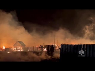 МЧС России: В Бурятии ликвидируют крупный пожар. В Улан-Удэ горят дома и надворные постройки на общей площади 3 000 квадратных м