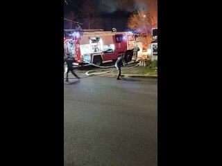 В Краснодаре сильный пожар уничтожил автосервис и несколько автомобилей