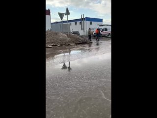 Продолжаются работы по откачке воды на проезжей части по ул. Панфилова в Нахабино