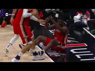 Zion Williamson went back to the Pelicans’ locker room after appearing to injure his left wrist on this play