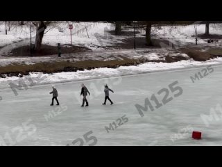 На Черкизовском пруду детки нашли себе опасное занятие: проверяют лед на прочность.