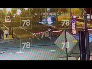 публикует видео неудачной попытки Porsche Cayenne проскочить через не до конца сведённый Троицкий мост