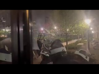Пропалестинские демонстранты захватили одно из зданий Колумбийского университета в Нью-Йорке — CNN