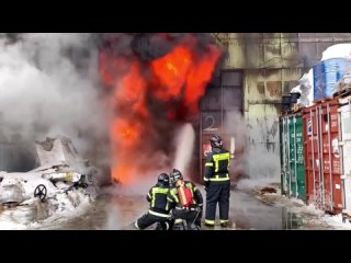 В Магадане огнеборцы МЧС России тушат крупный пожар