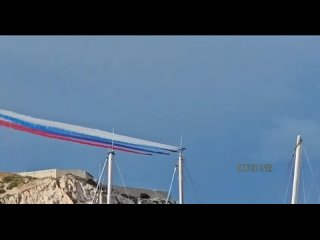 Пилотажная группа в Марселе перепутала цветовой порядок флага Франции
