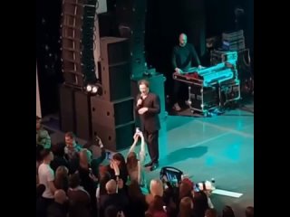 Лепс выбил телефон фанатки из её рук на концерте