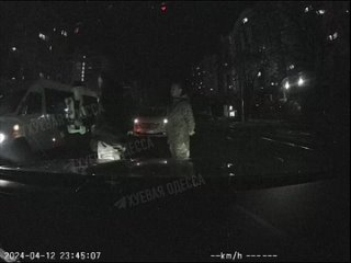 Одесские военкомы уже начали тормозить гражданские автомобили с мужчинами за рулем, чтобы забрать их в контрнаступ.