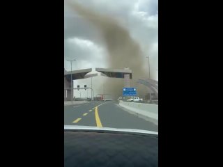 Торнадо обрушился на город Абху в Саудовской Аравии. Очевидцы опубликовали кадры природного явления в соцсетях.@basurin_e