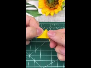 Ананас оригами из цветной бумаги
