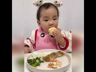 Ребёнок ест