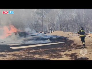 🇷🇺 Пожарные не допустили распространения огня на спортивный лагерь и дачный кооператив в Забайкалье, где горит СНТ