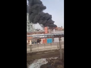 Residents of the city of Khotkovo, Sergiev Posad District noticed a large fire on the territory of the Elektroizolit plant