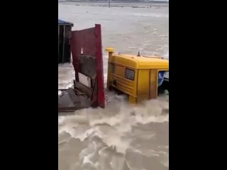 Стоки наводнений накрыли Казахстан и Алтайский край
Согласно данным, из-за наводнений сотни жителей покинули свои дома, а некото