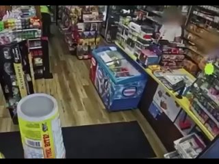 В Орегоне (США) у рабочих, с техники сорвался пильный диск и чуть не влетел в мужчину который зашел в магазин за секунду до...