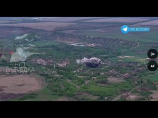 Llegada de cuatro bombas planeadora FAB al lugar de aterrizaje en Novokalinovo en direccin  Avdeevsky