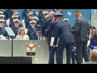 Неугомонный несун свободы и демократии Джо на церемонии вручения дипломов в Академии ВВС США.