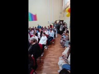 Сегодня в школах Екатеринбурга звучит последний звонок для выпускников 9 и 11 классов.  Например, такая обстановка... (видео)