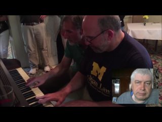 Я смотрю видео: Два пианиста играют на пианинo