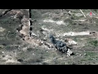 Минобороны РФ опубликовало кадры работы российских операторов FPV-дронов, которые уничтожают позиции ВСУ в ДНР. На видео показан