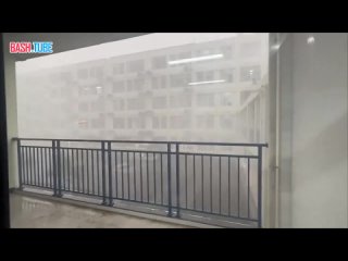 Видео сильнейшего шторма с ливнями и градом, который обрушился сегодня на провинцию Чжэцзян в Китае
