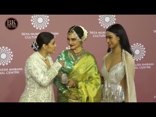 Kajol_Daughter_Nysa_With__SRK_Family_Aryan,_Gori_Khan_At_Nita_Ambani_Lanch_By_The_Great_Indian_Music(720p).mp4