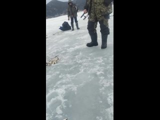 «Клюет у всех»: любители рыбной ловли вновь вышли на неустойчивый лед в Корсаковском районе