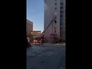 Произошло возгорание в одной из комнат девятиэтажного здания - бывшем общежитии кооперативного техникума. Огонь оперативно потуш